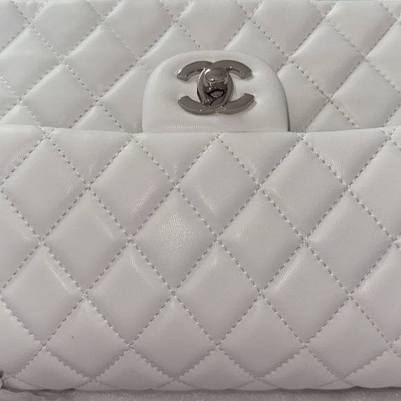 Chic White Bag in medium size. - Picture 1 of 8